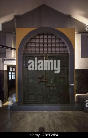 Hanoï Vietnam 20 août 2019 : porte à l'entrée de l'exposition de prison Oa Lo à Hanoi, également connue sous le nom de "Hanoi Hilton" parmi Ameri Banque D'Images