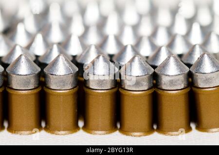 Balles de mitrailleuses sur fond blanc Banque D'Images