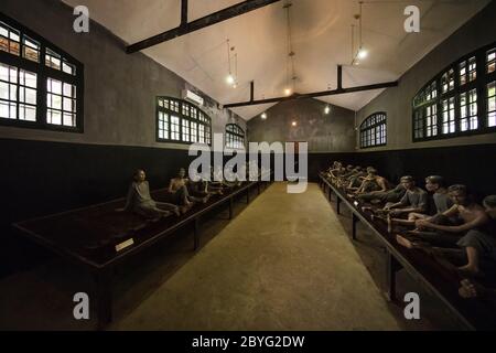 Hanoï Vietnam 20 août 2019 : modèle grandeur nature de prisonniers patriotiques vietnamiens de l'occupation coloniale française dans la prison opreuse Hoa Lo i Banque D'Images