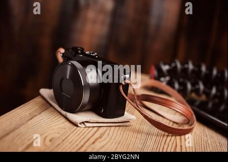 style vintage d'appareil photo numérique sans miroir avec bracelet en cuir Banque D'Images