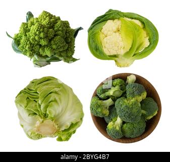 Différents types de chou dans un bol en bois. Brocoli, choux de Bruxelles, chou-fleur romain, chou vert isolé sur fond blanc. Сabbage avec c Banque D'Images