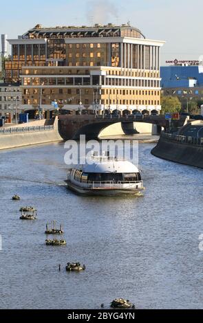 Navire de plaisance flotte sur la rivière Banque D'Images