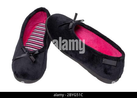 Chaussons isolés. Gros plan d'une paire de chaussons de maison de femme noire ou de ballerines isolées sur un fond blanc. Macro de chaussures femme. Banque D'Images