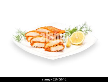 Poulet croustillant chaud baguette de tambour désossée dans une pâte sur une assiette blanche avec des tranches de citron et de l'aneth. Viande croquante panée faite de pattes de poulet. Isolé Banque D'Images