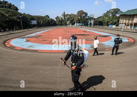 Bandung, Java-Ouest, Indonésie. 10 juin 2020. Agents pulvérisant des liquides désinfectants dans le stade de formation de chaussures à roulettes à GOR Saparua, Bandung, West Java, Indonésie, 10 juin 2020. Face à une nouvelle ère normale, plusieurs installations sportives de la ville de Bandung devraient être rouvertes après la fin des restrictions sociales à grande échelle dans l'ouest de Java, avec un fluide désinfectant de routine, et les organisateurs ont mis en place des protocoles de santé pour les visiteurs. Crédit: Agvi Firdaus/ZUMA Wire/Alay Live News Banque D'Images