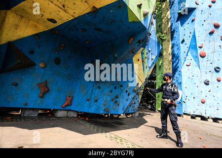 Bandung, Java-Ouest, Indonésie. 10 juin 2020. Agent de pulvérisation de liquide désinfectant à l'arène d'entraînement d'escalade à GOR Saparua, Bandung, West Java, Indonésie, le 10 juin 2020. Face à une nouvelle ère normale, plusieurs installations sportives de la ville de Bandung devraient être rouvertes après la fin des restrictions sociales à grande échelle dans l'ouest de Java, avec un fluide désinfectant de routine, et les organisateurs ont mis en place des protocoles de santé pour les visiteurs. Crédit: Agvi Firdaus/ZUMA Wire/Alay Live News Banque D'Images