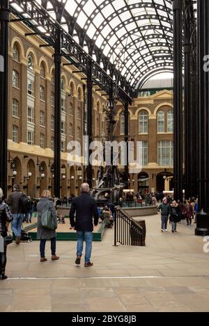 Touristes les gens et les visiteurs magasinent à la Hay's Galleria sur la South Bank Londres Royaume-Uni Banque D'Images