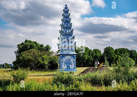 Vue générale d'une pyramide de vase bleu Delft le long de l'A13, la plus grande pyramide de tulipe du monde. La peinture de cette œuvre d'art de 12 mètres de haut a commencé. L'initiateur Paula Kouwenhoven de l'Art terrestre Delft et Alderman Bas Vollebregt de la culture, entre autres ont appliqué symboliquement les premiers coups de pinceau. Les brosses ont maintenant été reprises par les peintres de Royal Delft. Banque D'Images