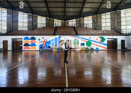 Bandung, Java-Ouest, Indonésie. 10 juin 2020. Agents pulvérisant des liquides désinfectants au terrain de volley GOR Saparua, Bandung, West Java, Indonésie, 10 juin 2020. Face à une nouvelle ère normale, plusieurs installations sportives de la ville de Bandung devraient être rouvertes après la fin des restrictions sociales à grande échelle dans l'ouest de Java, avec un fluide désinfectant de routine, et les organisateurs ont mis en place des protocoles de santé pour les visiteurs. Crédit: Agvi Firdaus/ZUMA Wire/Alay Live News Banque D'Images