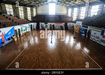Bandung, Java-Ouest, Indonésie. 10 juin 2020. Agents pulvérisant des liquides désinfectants au terrain de volley GOR Saparua, Bandung, West Java, Indonésie, 10 juin 2020. Face à une nouvelle ère normale, plusieurs installations sportives de la ville de Bandung devraient être rouvertes après la fin des restrictions sociales à grande échelle dans l'ouest de Java, avec un fluide désinfectant de routine, et les organisateurs ont mis en place des protocoles de santé pour les visiteurs. Crédit: Agvi Firdaus/ZUMA Wire/Alay Live News Banque D'Images