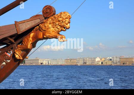 Sculpture de lion sur navire à Saint-Pétersbourg Banque D'Images