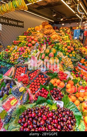 Fruits multicolores exposés dans une boîte de fruits, marché de la Boqueria, Barcelone, Catalogne, Espagne Banque D'Images