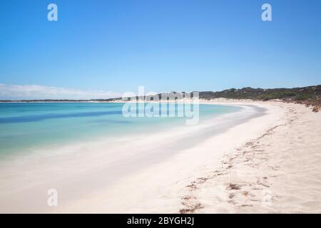 Le sable blanc de la route lors d'un voyage à Kalbarri, en Australie occidentale Banque D'Images