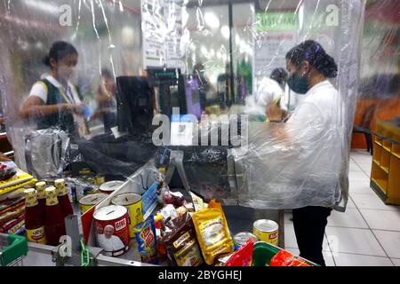 Antipolo City, Philippines - 8 juin 2020 : barrière plastique à la caisse d'une épicerie pendant l'épidémie de virus Covid 19. Banque D'Images