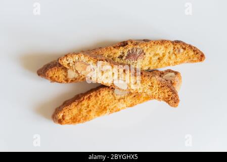 Cantucci maison avec amandes sur fond clair. Biscotti toscan. cantuccini traditionnel. Biscuits italiens (biscuits). Italien Banque D'Images