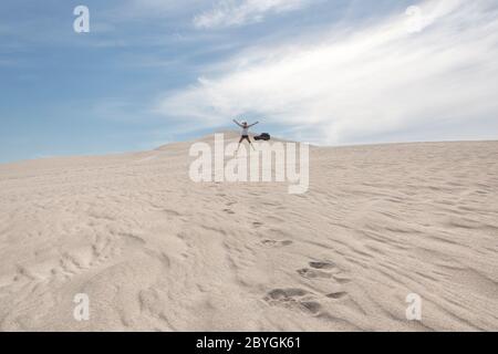 Saut sur la dune de sable de Lancelin près de Perth en Australie occidentale Banque D'Images