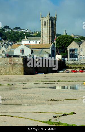 Vue sur le port dans le village de pêcheurs de St Ives, Cornwall. Banque D'Images