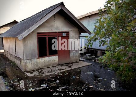 Une maison résidentielle subsidence de terre et inondation côtière dans le village de Marunda, dans le nord de Jakarta, Jakarta, Indonésie. Banque D'Images