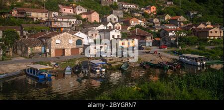 Un petit village sur une colline près d'un lac dans Monténégro Banque D'Images