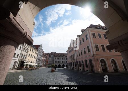 09 juin 2020, Saxe, Görlitz: Vue par une arcades vers l'Untermarkt. Le Untermarkt est le principal marché de la vieille ville de Görlitz. Les bâtiments de la fin de l'époque gothique, Renaissance et baroque bordent la grande place presque carrée. Photo: Sebastian Kahnert/dpa-Zentralbild/ZB Banque D'Images