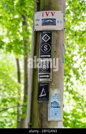 Panneaux de randonnée dans la forêt le long de la rivière Wupper, près de Solingen, Bergisches Land, NRW, Allemagne Banque D'Images
