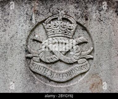 South Staffordshire Regiment crête sur une tombe de guerre, Royaume-Uni Banque D'Images