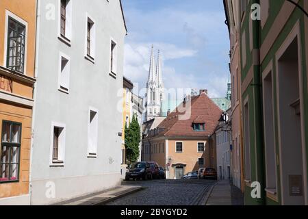 09 juin 2020, Saxe, Görlitz : l'église paroissiale de Saint-Pierre et Paul derrière des bâtiments résidentiels. C'est probablement la plus ancienne église de la ville, qui est originaire d'une ancienne église de château du XIe siècle. Le bâtiment, également appelé Peterskirche, a été reconstruit à partir de 1423 dans une puissante église à cinq salles. La Görlitz Peterskirche est la plus grande et la plus ancienne église de ce type en Saxe et est devenue le modèle pour toutes les installations ultérieures. Photo: Sebastian Kahnert/dpa-Zentralbild/ZB Banque D'Images