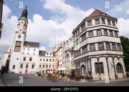 09 juin 2020, Saxe, Görlitz : vue sur le Untermarkt et la tour de l'hôtel de ville. Le Untermarkt est le principal marché de la vieille ville de Görlitz. Les bâtiments de la fin gothique, Renaissance et baroque de la période bordent la grande, presque carré. Photo: Sebastian Kahnert/dpa-Zentralbild/ZB Banque D'Images