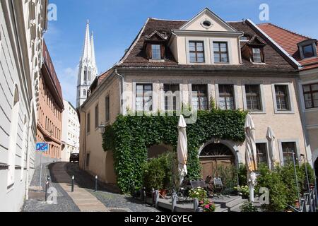 09 juin 2020, Saxe, Görlitz : l'église paroissiale de Saint-Pierre et Paul derrière des bâtiments résidentiels. C'est probablement la plus ancienne église de la ville, qui est originaire d'une ancienne église de château du XIe siècle. Le bâtiment, également appelé Peterskirche, a été reconstruit à partir de 1423 dans une puissante église à cinq salles. La Görlitz Peterskirche est la plus grande et la plus ancienne église de ce type en Saxe et est devenue le modèle pour toutes les installations ultérieures. Photo: Sebastian Kahnert/dpa-Zentralbild/ZB Banque D'Images