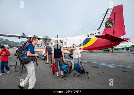 Népal. Island Peak Trek. Les randonneurs européens quittent Katmandou dans l'avion léger à double moteur en route vers Lukla, la principale ville commerciale de Solu Khumbu d'où la majorité des randonnées vers le mont Everest commencent et terminent Banque D'Images