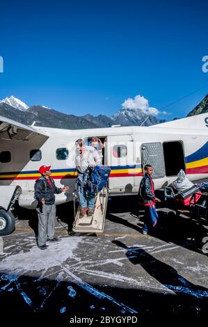 Népal. Island Peak Trek. Les randonneurs européens arrivent à l'aérodrome de Lukla et à la principale ville commerciale de Lukla d'où la majorité des randonnées vers le mont Everest commencent et terminent Banque D'Images