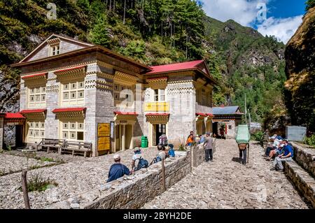 Népal. Randonnée Island Peak. Bâtiment d'entrée du quartier général du parc national Sagarmatha Mount Everest à Jorsalle Banque D'Images