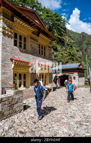 Népal. Randonnée Island Peak. Bâtiment d'entrée du quartier général du parc national Sagarmatha Mount Everest à Jorsalle Banque D'Images