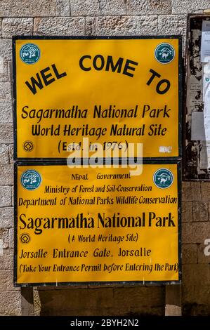 Népal. Randonnée Island Peak. Plaque d'information au bâtiment d'entrée du quartier général du parc national Sagarmatha Mount Everest à Jorsalle Banque D'Images