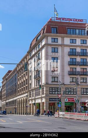 Berlin, Allemagne - 29 mai 2020 : à l'angle de Friedrichstrasse, Unter den Linden, avec l'hôtel d'affaires Westin Grand et le magasin Ampelmann, marque emblématique fe Banque D'Images