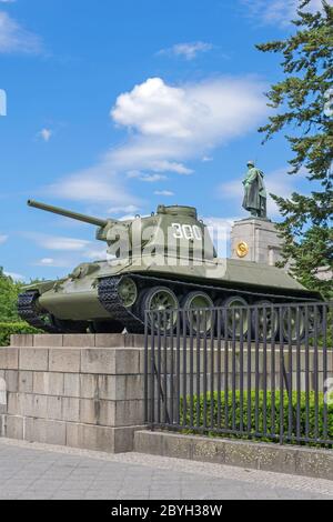 Le Mémorial de la guerre soviétique, une attraction touristique populaire, situé dans un grand parc public Tiergarten, avec une statue d'un soldat soviétique et un char T-34 Banque D'Images