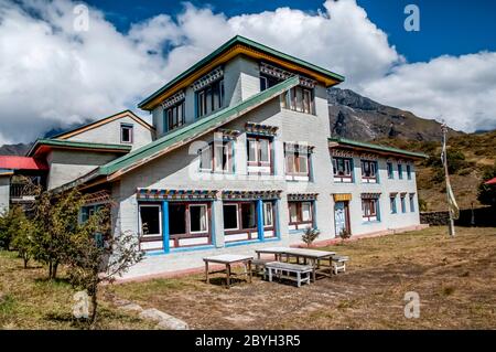 Népal. Island Peak Trek. Scènes de rue colorées dans et autour du marché principal de Solu Khumbu et de la ville de Sherpa de Namche Bazar avec l'un des nouveaux hôtels de trekking Lodge Banque D'Images