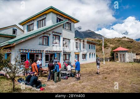 Népal. Island Peak Trek. Scènes de rue colorées dans et autour du marché principal de Solu Khumbu et de la ville de Sherpa de Namche Bazar avec l'un des nouveaux hôtels de trekking Lodge Banque D'Images