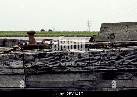 Gros plan du bateau abandonné à marée basse. OARE Creek, Faversham, Kent, Royaume-Uni Banque D'Images