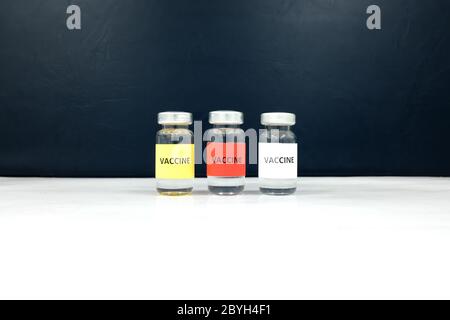 Flacons de vaccins de plusieurs couleurs avec espace de copie. Concept de candidat au vaccin covid-19 du coronavirus. Banque D'Images