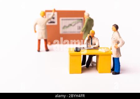 Équipe de professionnels miniatures au bureau. Gros plan sur le concept d'entreprise de personnes minuscules. Service de terrain peu profond Banque D'Images