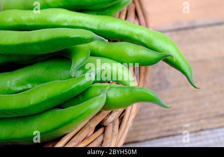 haricots verts en panier en osier, norfolk, angleterre Banque D'Images