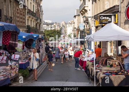 Marché aux puces le dimanche, Dinard, Bretagne, France Banque D'Images