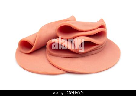 Tranche de saucisse de bologne roulé et tas sur fond blanc isolé avec chemin de coupure. Saucisse de Bologne d'origine italienne, ont un goût délicieux Banque D'Images