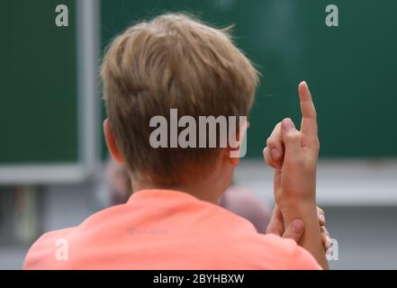 Wiesbaden, Allemagne. 10 juin 2020. Un élève de la classe 4c du Robert-Schumann-Grundschule se rapporte à la classe. Crédit : Arne Dedert/dpa/Alay Live News Banque D'Images
