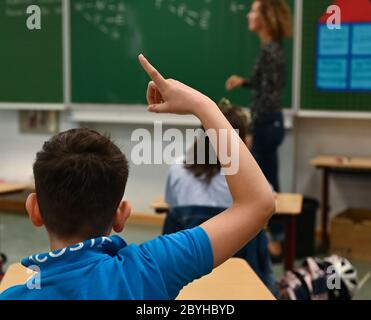 Wiesbaden, Allemagne. 10 juin 2020. Un élève de la classe 4c du Robert-Schumann-Grundschule se rapporte à la classe. Crédit : Arne Dedert/dpa/Alay Live News Banque D'Images