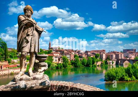 Vue d'ensemble du Tarn depuis le jardin du Palais de la Berbie, ville d'Albi classée au patrimoine mondial de l'UNESCO, Tarn, Occitanie, France Banque D'Images