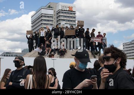 Des milliers de personnes se sont rassemblées à Alexanderplatz pour une manifestation Black Lives Matter le 6 juin 2020 à Berlin, en Allemagne. Banque D'Images