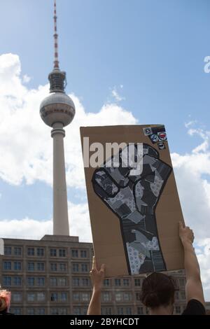 Des milliers de personnes se sont rassemblées à Alexanderplatz pour une manifestation Black Lives Matter le 6 juin 2020 à Berlin, en Allemagne. Banque D'Images