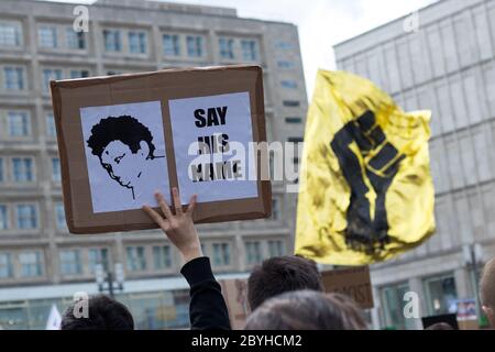 Des milliers de personnes se sont rassemblées à Alexanderplatz pour une manifestation Black Lives Matter le 6 juin 2020 à Berlin, en Allemagne. Banque D'Images